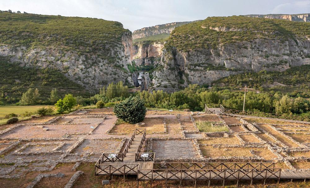 Restos romanos de Liédena y al fondo la Foz de Lumbier